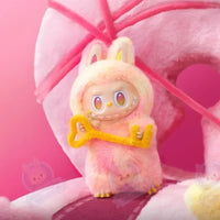 Découvrir le modèle Loyalty Peluche Labubu Luck - modèle Loyalty - MaPelucheLabubu.fr | Adoptez votre Labubu : Peluches et Figurines Uniques