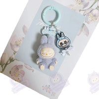 Découvrir le modèle G Porte-clé Labubu jaune - modèle G - MaPelucheLabubu.fr | Adoptez votre Labubu : Peluches et Figurines Uniques