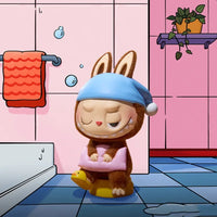 Figurine Labubu The Monsters Reading Time - modèle Relaxed Time - MaPelucheLabubu.fr | Adoptez votre Labubu : Peluches et Figurines Uniques