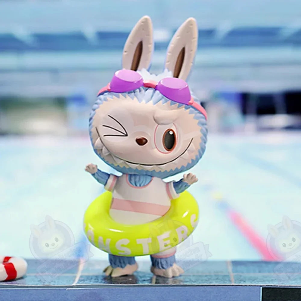 Figurine Labubu discipline Sportive Football-MaPelucheLabubu.fr | Adoptez votre Labubu : Peluches et Figurines Uniques