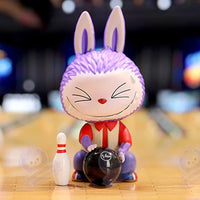 Figurine Labubu discipline Sportive Curling - modèle bowling - MaPelucheLabubu.fr | Adoptez votre Labubu : Peluches et Figurines Uniques