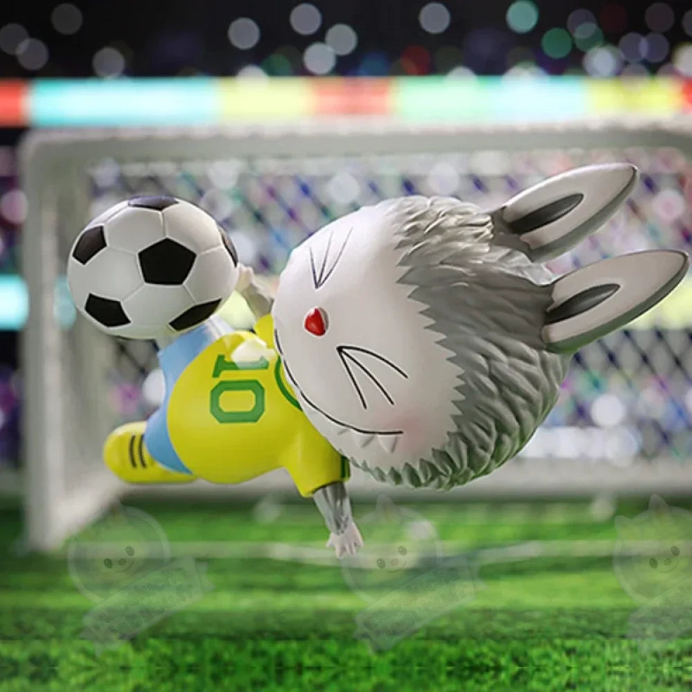Figurine Labubu discipline Sportive Football-MaPelucheLabubu.fr | Adoptez votre Labubu : Peluches et Figurines Uniques