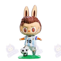 Figurine Labubu Paulo Dybala Skills - modèle Lionel Messi Dribble - MaPelucheLabubu.fr | Adoptez votre Labubu : Peluches et Figurines Uniques