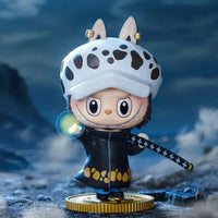 Figurine Labubu The Monster x One Piece Trafalgar Law - MaPelucheLabubu.fr | Adoptez votre Labubu : Peluches et Figurines Uniques