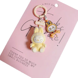Acheter Porte-clé Labubu jaune - MaPelucheLabubu.fr | Adoptez votre Labubu : Peluches et Figurines Uniques