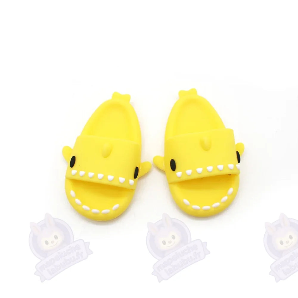 Savates d'été coloré pour Labubu-MaPelucheLabubu.fr | Adoptez votre Labubu : Peluches et Figurines Uniques