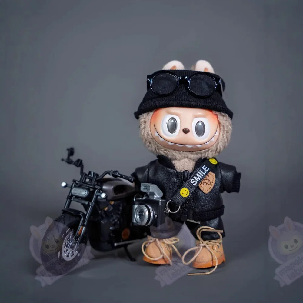 Tenue complète labubu avec monocycle-MaPelucheLabubu.fr | Adoptez votre Labubu : Peluches et Figurines Uniques