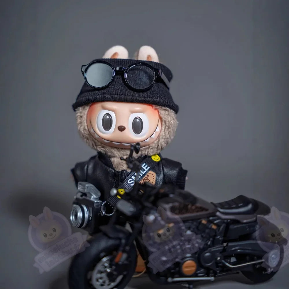 Tenue complète labubu avec monocycle-MaPelucheLabubu.fr | Adoptez votre Labubu : Peluches et Figurines Uniques