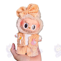 Vêtement labubu stylist - modèle Style8 - MaPelucheLabubu.fr | Adoptez votre Labubu : Peluches et Figurines Uniques