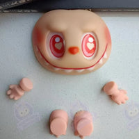 Visage interchangeable en vinyl Labubu - modèle B - MaPelucheLabubu.fr | Adoptez votre Labubu : Peluches et Figurines Uniques
